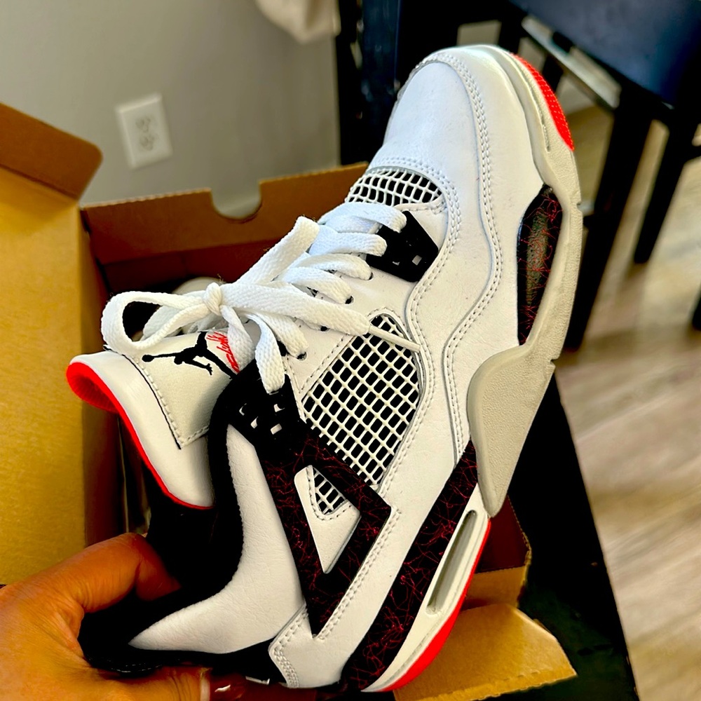 I only wear one time, size is:us 6Y UK 5.5,if you like send me a message
